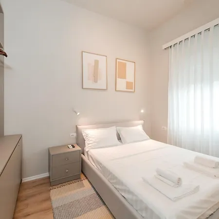 Downtown Delux Shallvaret Apartament *