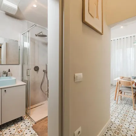 Downtown Delux Shallvaret טיראנה